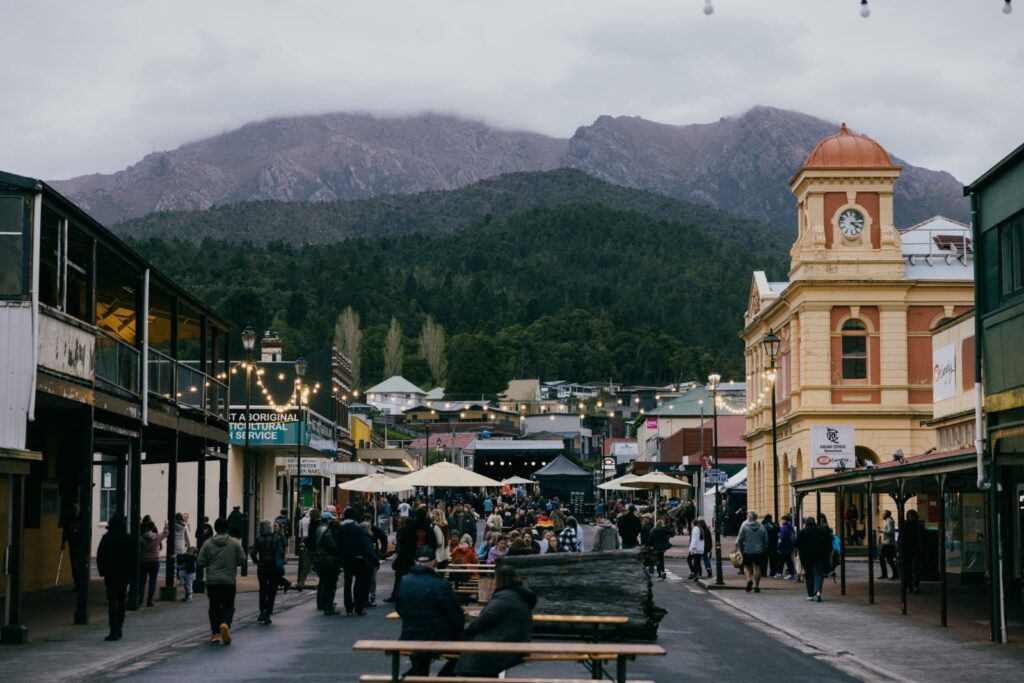 UNCONFORMITYCRIBRD_107_Jesse_Hunniford_1600