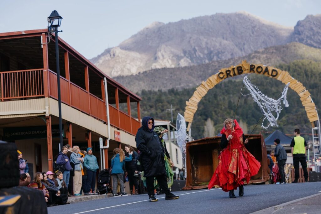 UNCONFORMITYfriday_89_JESSE_HUNNIFORD_1600