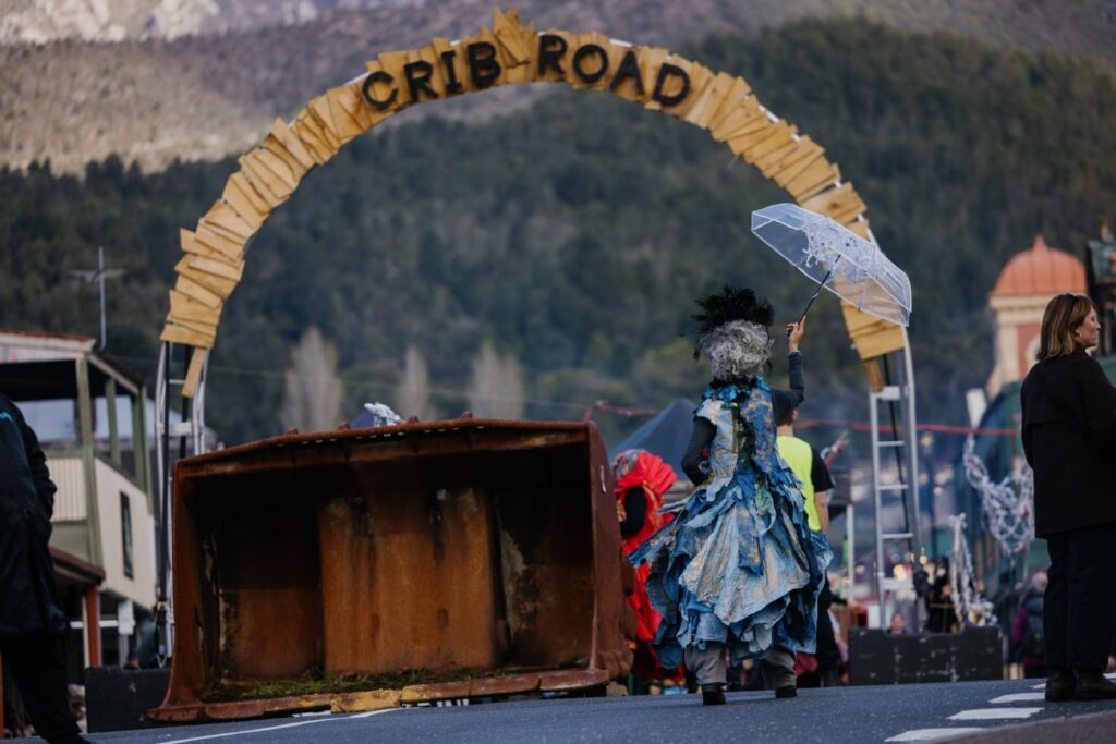 UNCONFORMITYfriday_91_JESSE_HUNNIFORD_1600